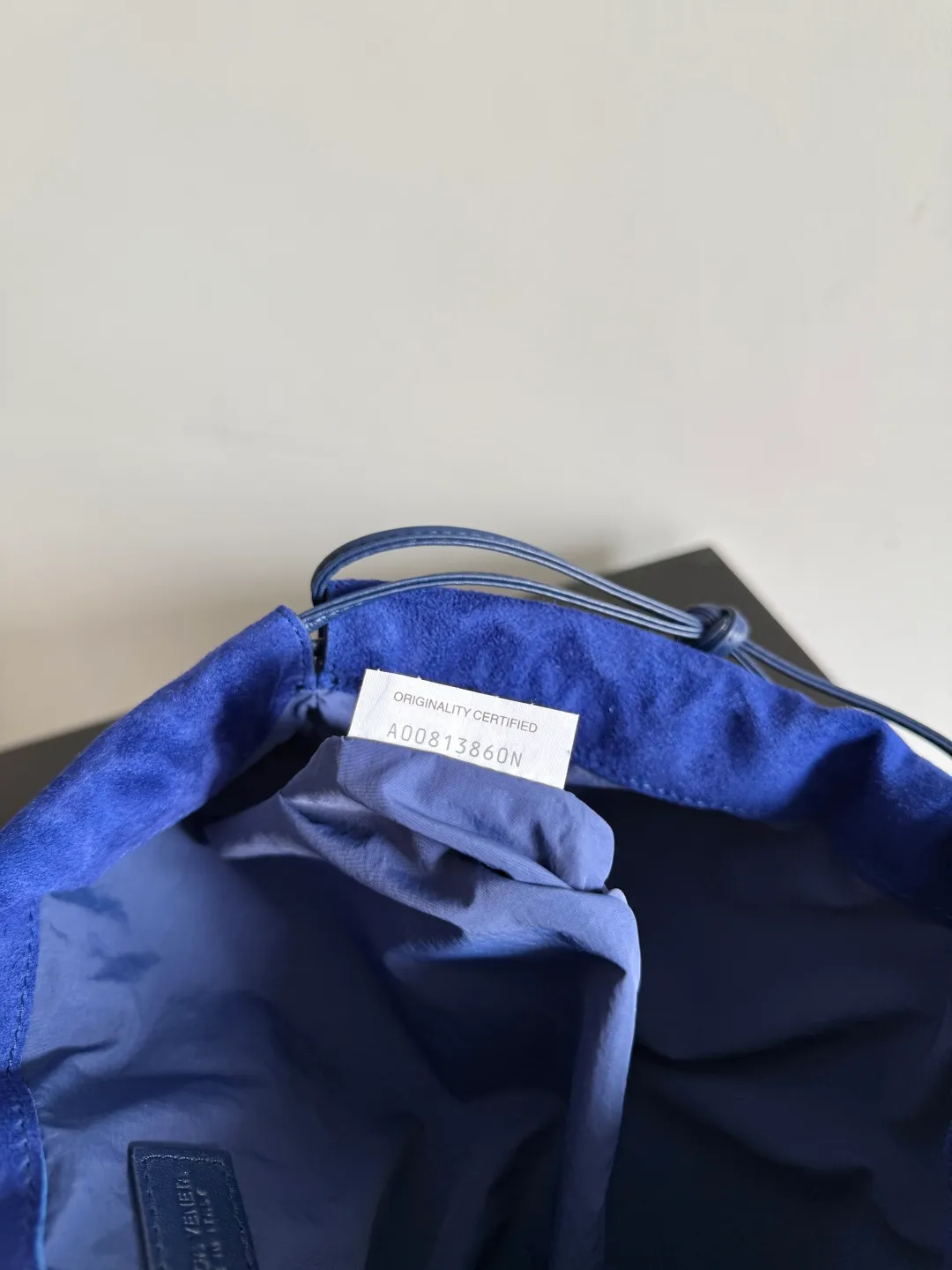 Batch 1560 Armpit bags have become a fashionable item that every girl has in their hands in recent years🛍️. The elegant and simple style has won the love of many people of different ages. However, there is an unavoidable trouble with armpit bags, that is, the capacity is too small, and BOTTEGA VENETA’s new Dustbag Considering people's travel needs, the capacity of the garbage bag has been greatly upgraded. Folding umbrellas, water bottles, and girls' makeup powder and lipstick can all be accommodated😎😎. Not only that, considering the increasing number of travel supplies, the inside of the bag is made of technical nylon material, which is very lightweight It is resistant to stains. Even if you have a lot of things when traveling, it can reduce the burden to a certain extent. The shoulder straps are designed with knots and can be changed at will. It can be used for hand holding or as the liner of a large bag. After the drawstring is drawn, it looks like a cloud bag. It is very suitable for concave styling when traveling in autumn and winter. 🙋🏻‍♀️ Style number: 796728 Size: 32*23*1cm